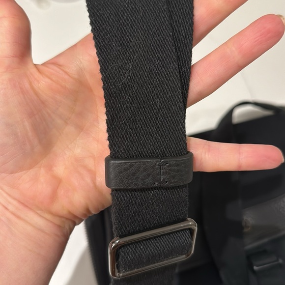 Lululemon crossbody bag with leather details - Picture 8 of 9